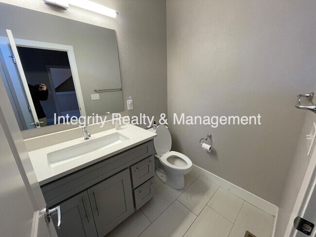 Building Photo - 2815 W 25th Ave