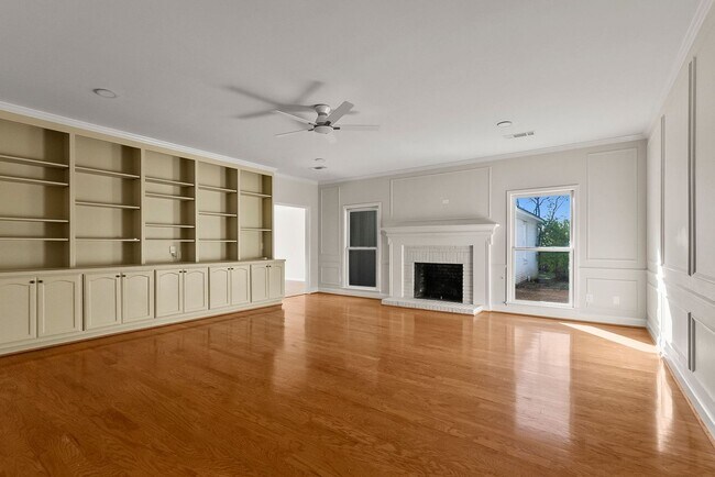 Building Photo - Beautiful 4 Bed 2.5 Bath Available Now!