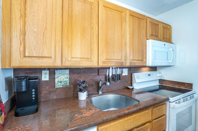 Building Photo - BeachFront Furnished Condo at Sugar Beach Resort, 1 Bed / 1 Bath with Ocean Views!