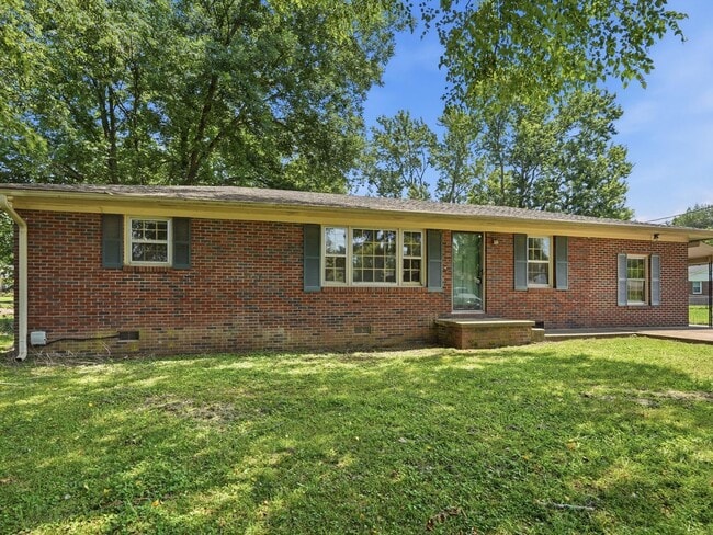 Building Photo - Close to Downtown Athens! Established neighborhood!