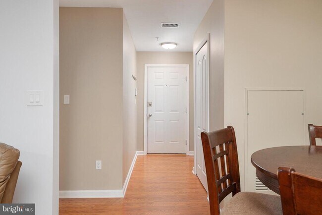 Building Photo - 8961 Town Center Cir
