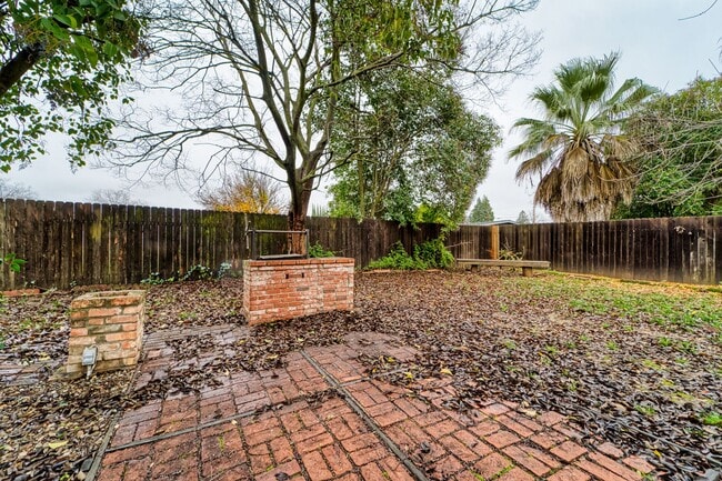 Building Photo - Sweet 3-Bedroom With a Fireplace Vibe