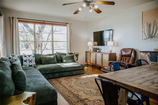 Building Photo - 604 W Pecan Dr