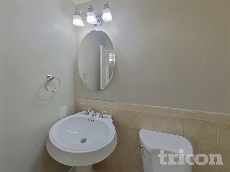 Building Photo - 6035 N 31st Ave