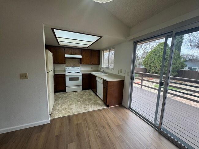 Building Photo - R7560S