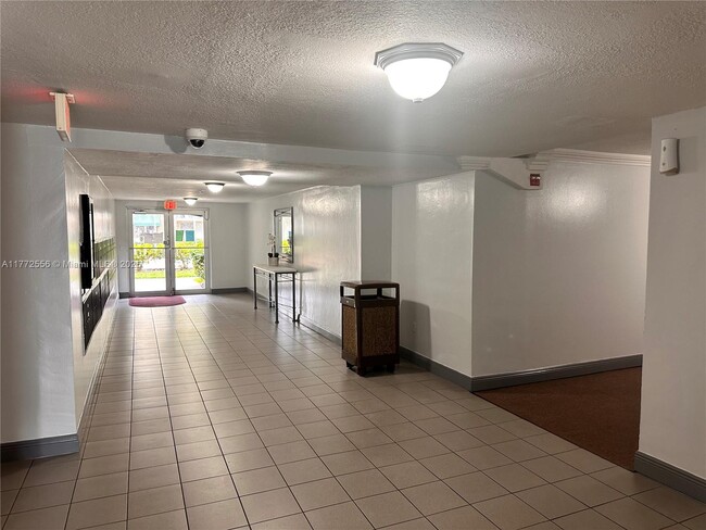 Building Photo - 9320 Fontainebleau Blvd