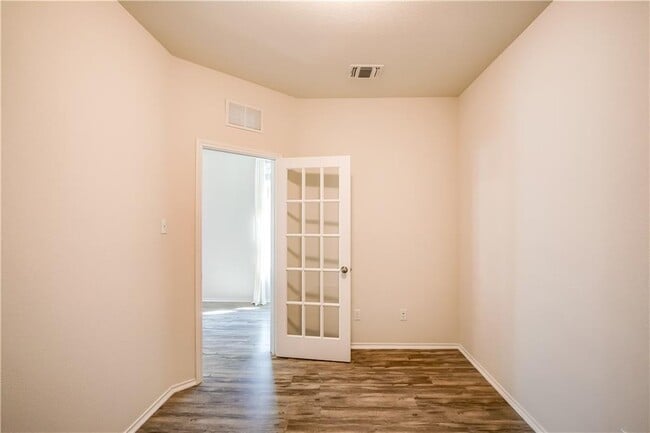 Building Photo - 260 La Dera Dr