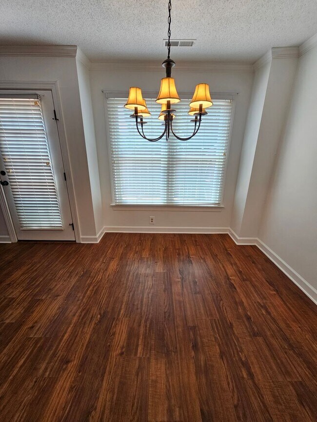 Building Photo - Townhome in Greensboro!