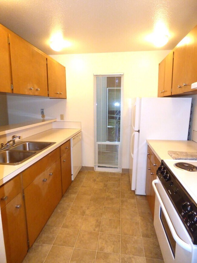 Building Photo - Rent Special: 1/2 Off May's Rent!! - Downstairs 2 Bedroom Unit