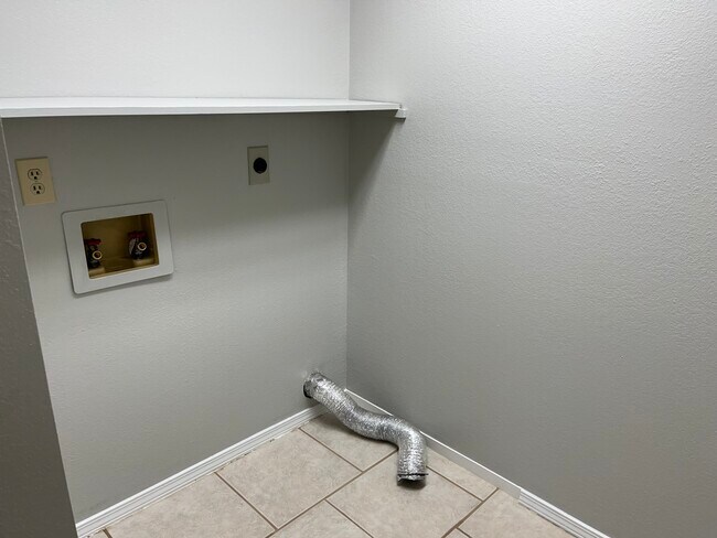 Laundry room - 1004 S Dogwood St