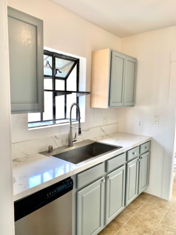 Building Photo - 712 N Ditmar St