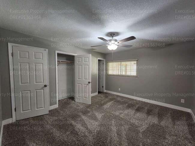 Building Photo - 4 bedroom 2 bath great location.