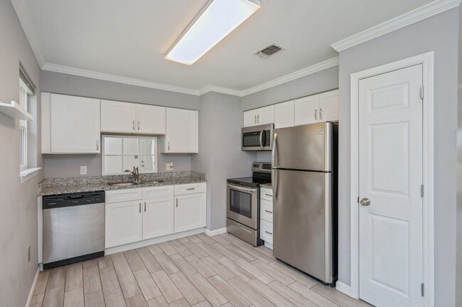 Building Photo - Charming Navarre Home on Nearly Half an Acre