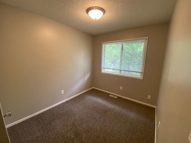 Building Photo - 1601 Pleasant View Dr