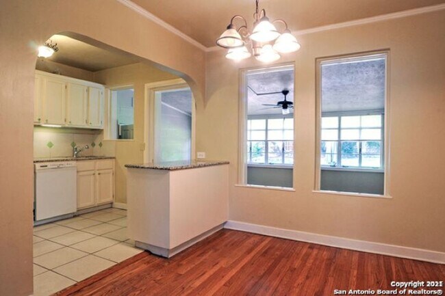 Building Photo - 2 Bedroom/1 Bath Alamo Heights Subdivision