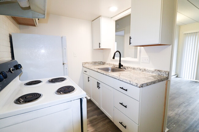 Building Photo - 2323 Beechmont Ave