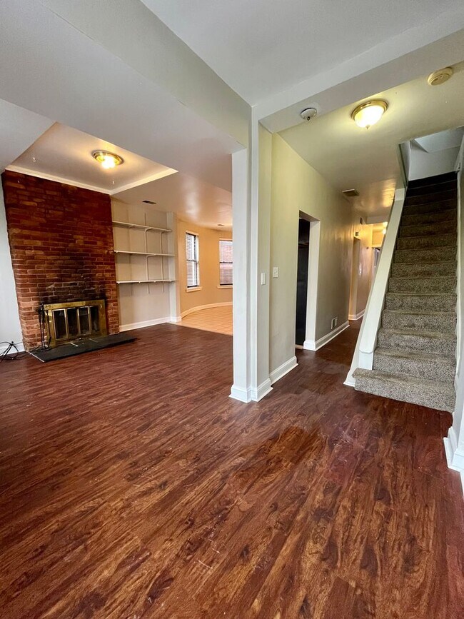 Building Photo - *** Shadyside Duplex Apartment * Pet Friendly * Spacious & Renovated * Available Now * Modern Fin...