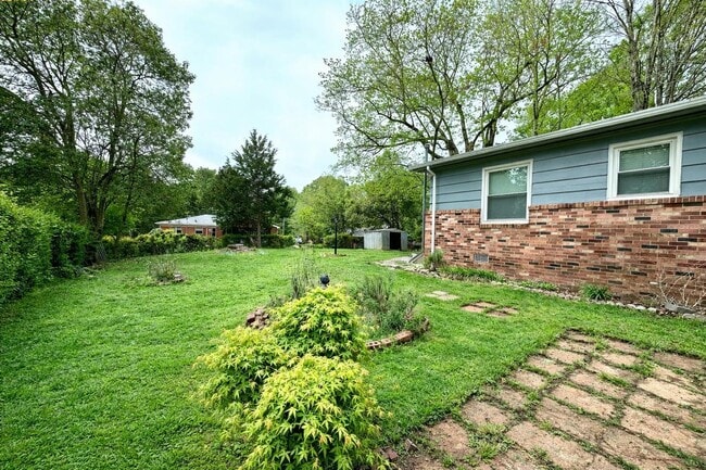 Building Photo - 1003 Robinhood Ln
