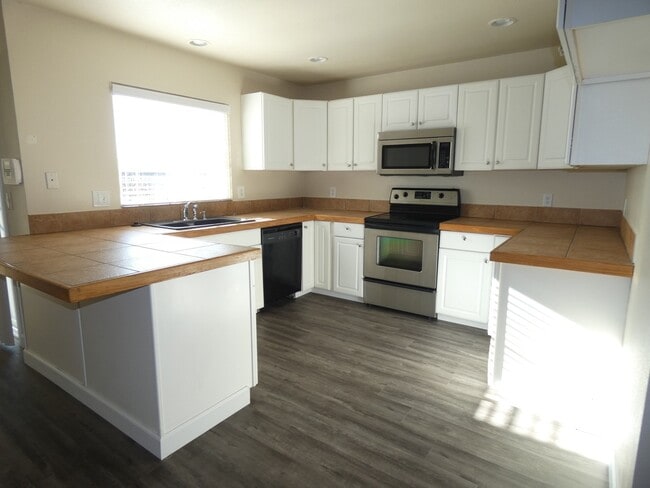 Building Photo - 4 bedroom, 2 bathroom in Suisun City