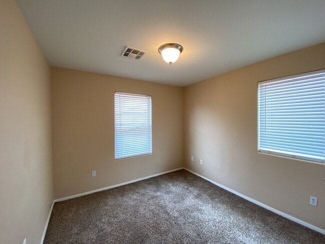 Building Photo - Stunning 3-bedroom, 2.5-bathroom rental