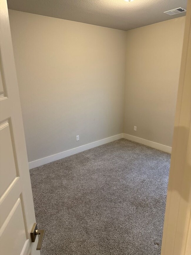 Building Photo - 3/2/2 MOVE IN SPECIALS -Great Location -