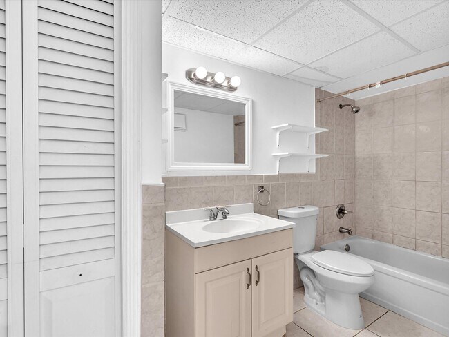 Building Photo - 220 Lakeview Dr