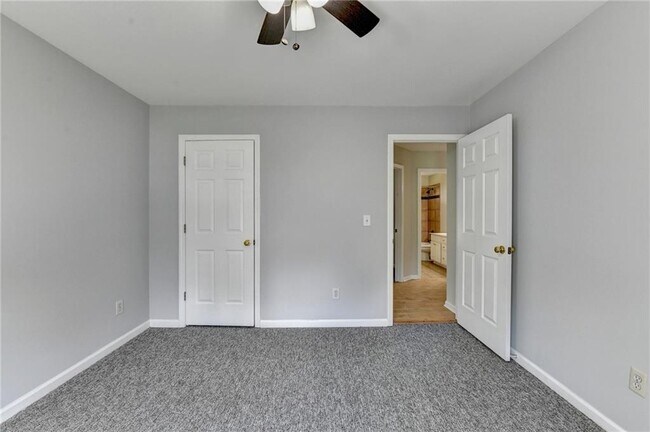 Building Photo - 2835 Crestmont Ct