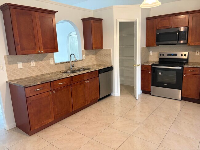 Building Photo - 1682 SW Glacador Ave