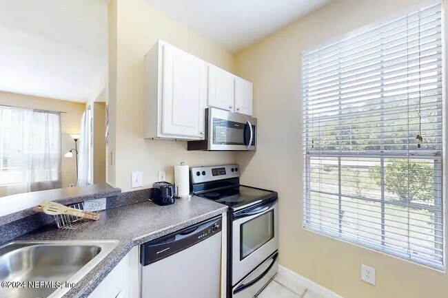 Building Photo - 13703 Richmond Park Dr N