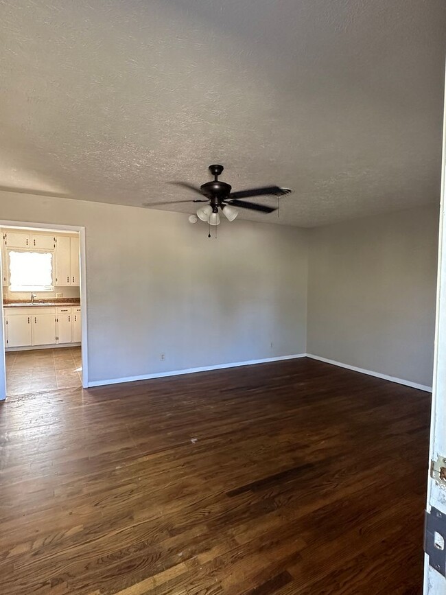 Building Photo - This 3 bedroom, 1.5 bathrooms house sits o...