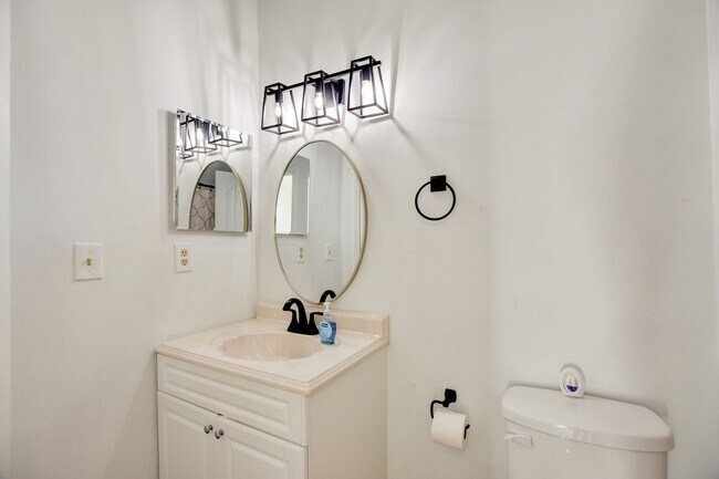 Building Photo - 2 Bedroom 1 full bath in Cedar Lakes