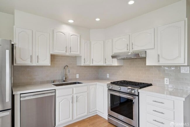Building Photo - 74 Sunview Dr
