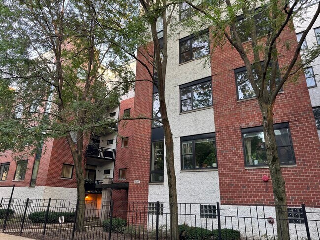 Building Photo - 2307 W Wolfram St