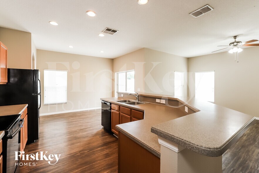 Building Photo - 734 Star Pointe Dr