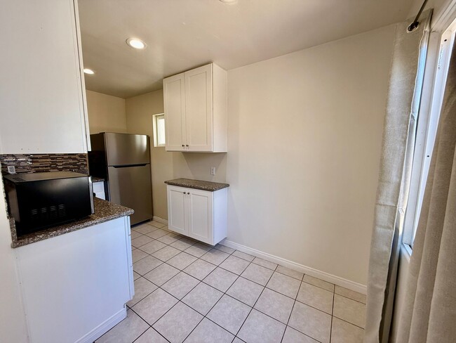 Building Photo - 2BD/1BA PB STYLE COTTAGE! LARGE EXCLUSIVE ...