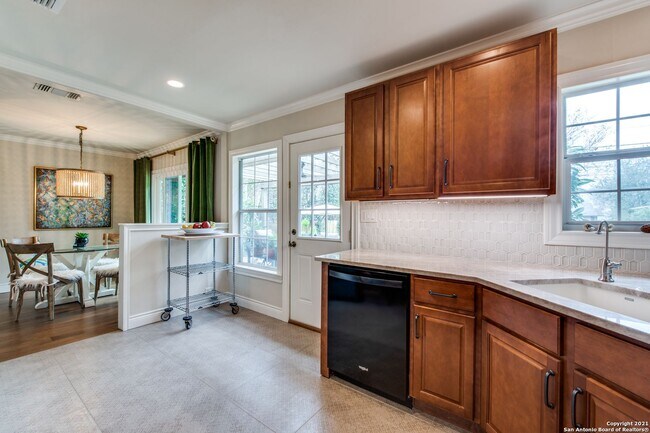 Building Photo - STUNNING 3-BEDROOM HOME WITH POOL IN ALAMO HEIGHTS