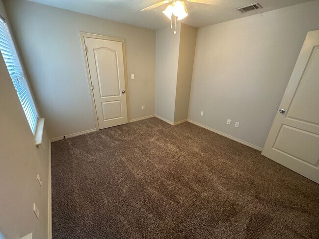 Building Photo - 2 BED 2 BATH TOWNHOME ON SHUTTLE ROUTE NEAR CAMPUS -  WITH POOL!