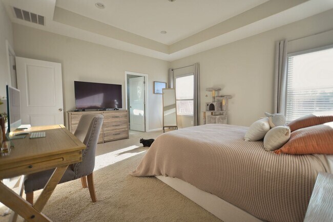 Building Photo - Beautiful Pond-Front Home Near Amelia Concourse