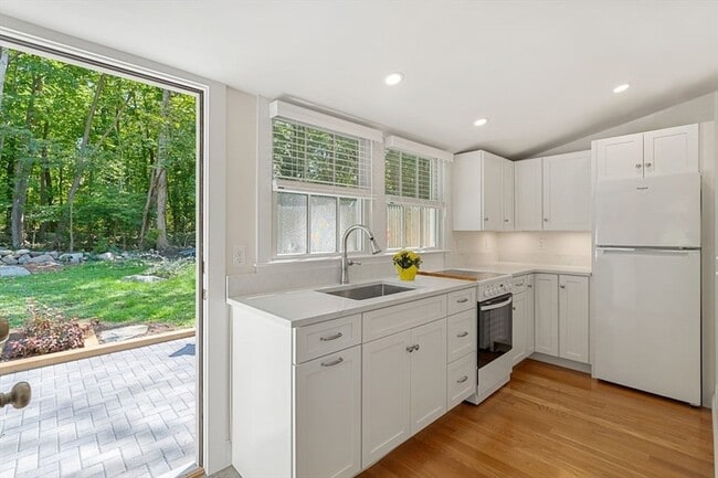 Building Photo - 498 Beechwood St