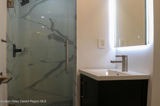 Building Photo - 18 Rock City Rd