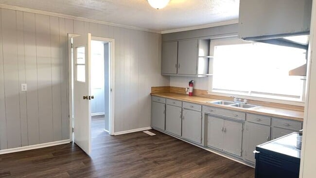 Building Photo - 3 Bedroom Freshly Painted House