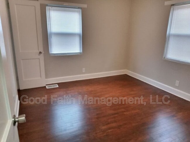 Building Photo - 203 E 11th St