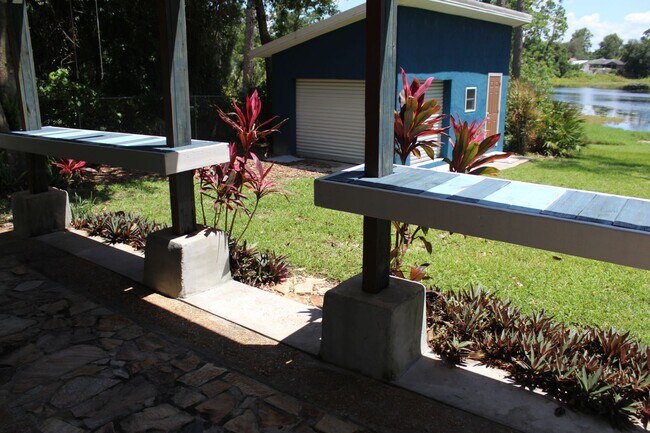 Building Photo - Beautiful 2 bedroom Lakefront Home