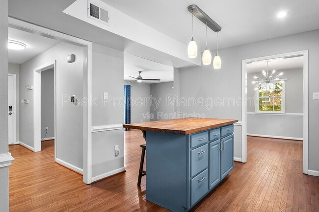 Building Photo - 2353 Shoreham Dr