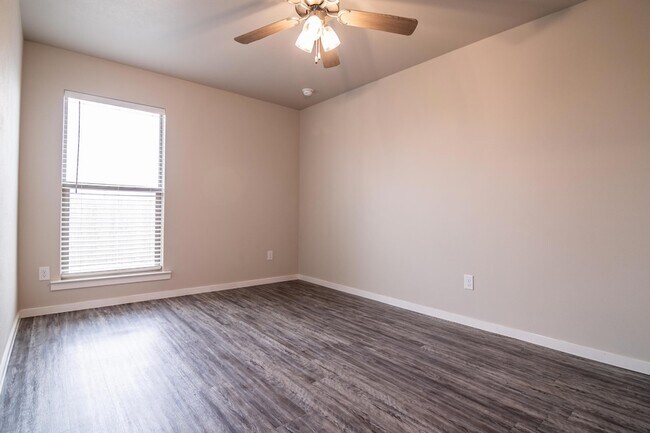 Building Photo - 2118 Langford Ave