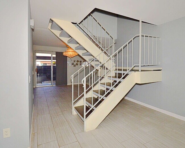 Building Photo - "Chic 3-Bed Condo Oasis in Prime Palm Spri...