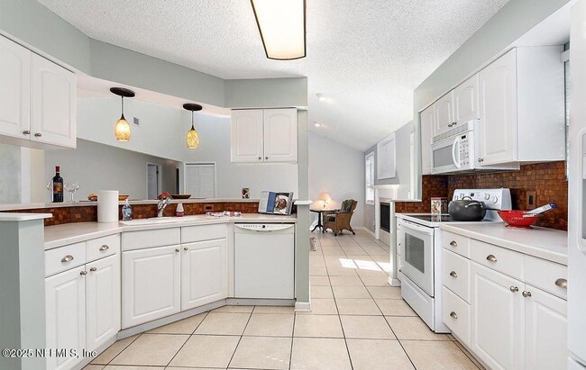 Building Photo - 3386 Chrysler Dr