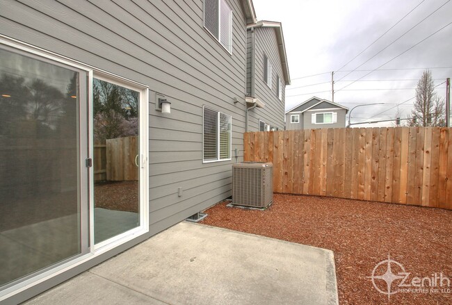 Building Photo - Conveniently Located 3 Bedroom Town Home i...