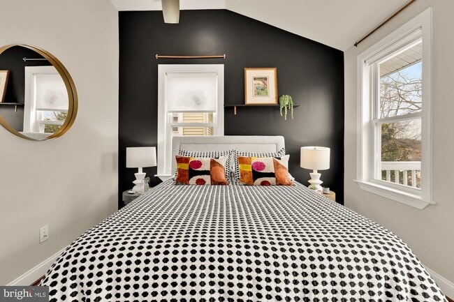 Building Photo - 2228 Kearny St NE