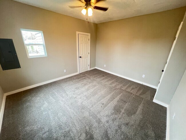 Building Photo - 3 Bed 2 Bath Springfield, Missouri